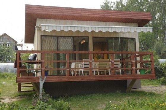 Дачный домик с большими окнами и террасой