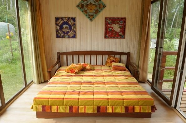 Дачный домик с большими окнами и террасой