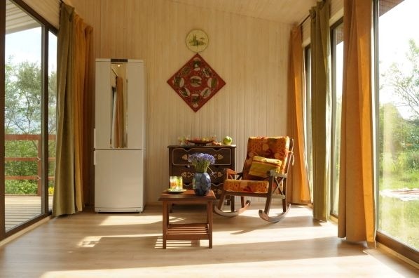 Дачный домик с большими окнами и террасой