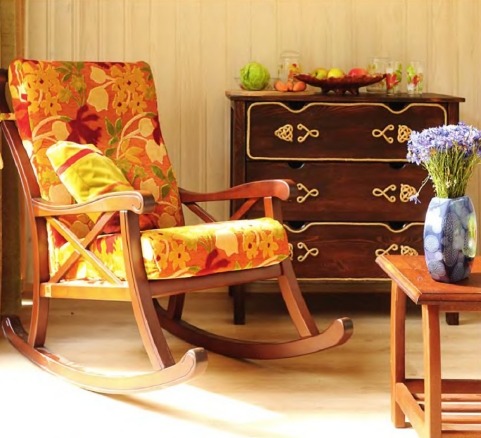 Дачный домик с большими окнами и террасой