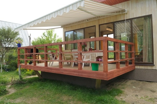 Дачный домик с большими окнами и террасой