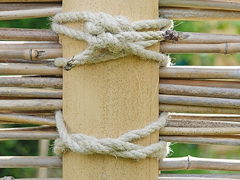 Правильно связываем бамбук при строительстве забора Правильно связываем бамбук при строительстве забора