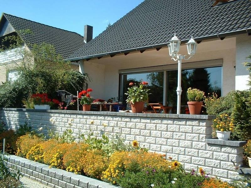 Декоративные, подпорные стенки и клумбы из бетонных блоков