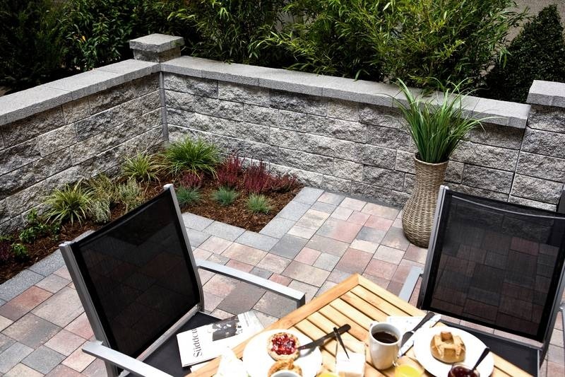 Декоративные, подпорные стенки и клумбы из бетонных блоков