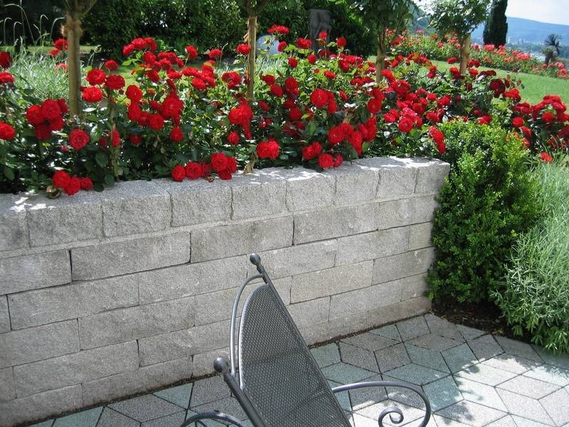 Декоративные, подпорные стенки и клумбы из бетонных блоков