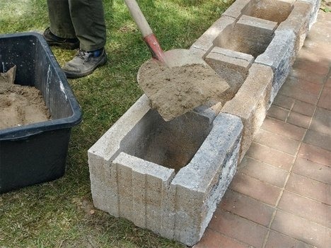 Выкладываем стенку - клумбу из блоков
