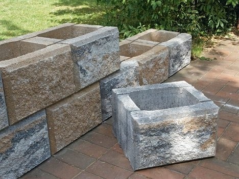 Выкладываем стенку - клумбу из блоков