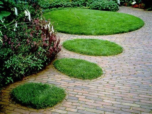 Вставки газона при мощении площадки Вставки газона при мощении площадки