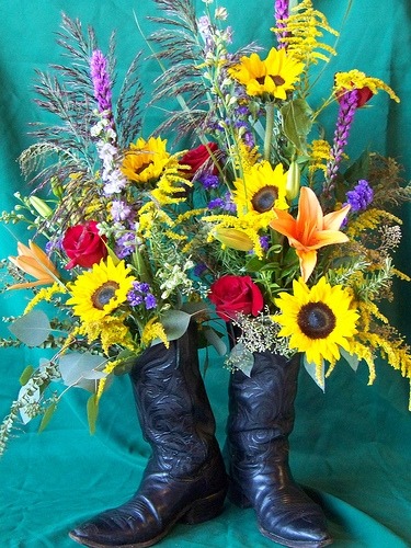 Оригинальная ваза - горшок для цветов из старых сапог