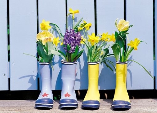 Цветник - клумба из старых резиновых сапог