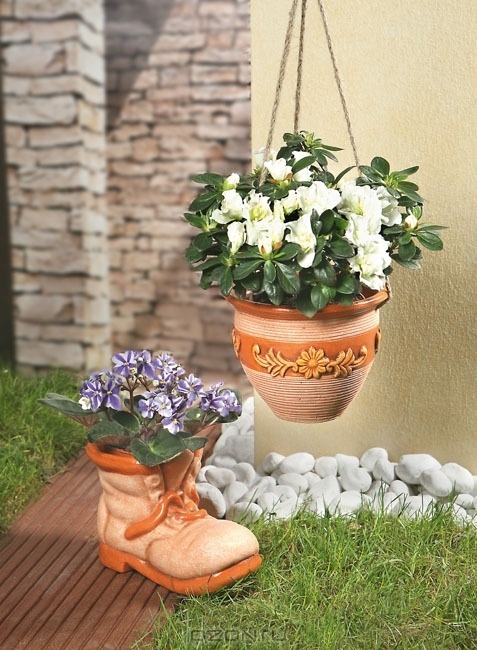 Покупной керамический ботинок клумба
