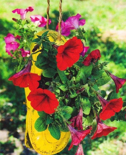 Клумба из старого ботинка своими руками