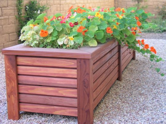 Клумбы с деревянными стенками из досок или реек Клумбы с деревянными стенками из досок или реек