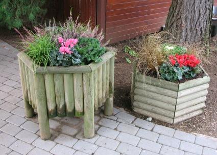 Клумбы с деревянными стенками из досок или реек Клумбы с деревянными стенками из досок или реек